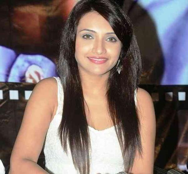 Zoya Khan Age, Affairs, Net Worth, Height, Bio and More image