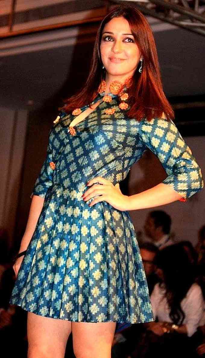 Nauheed Cyrusi Image